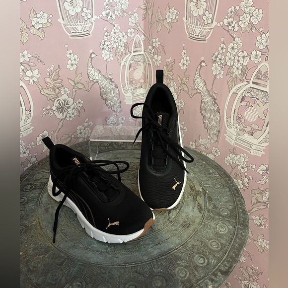 Puma Women’s  PUMALITE NWOT Black and White Sneakers with rose gold trim - Picture 1 of 4